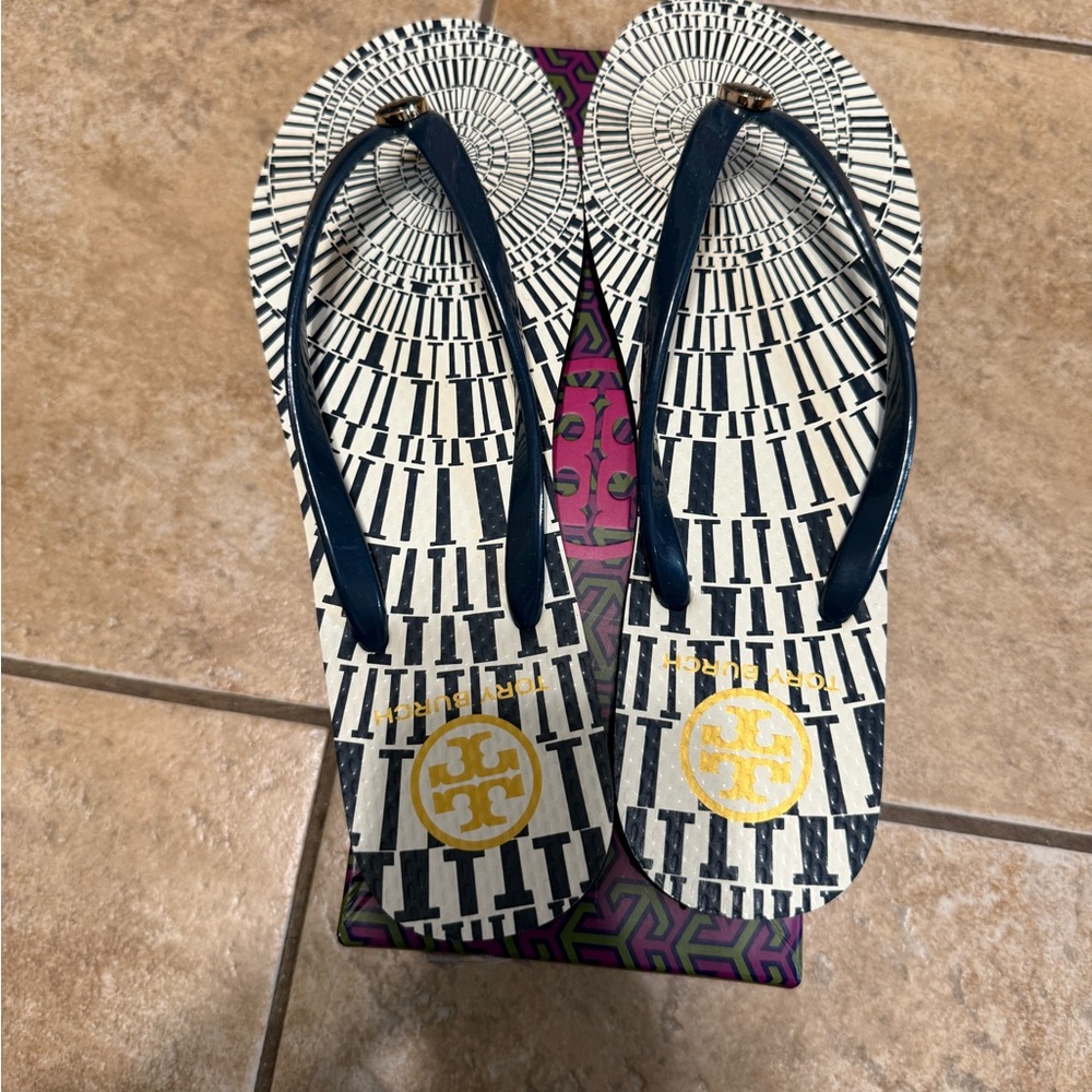 NWOT Tory Burch Navy/Cream Bullseyes Thin Flip Flops